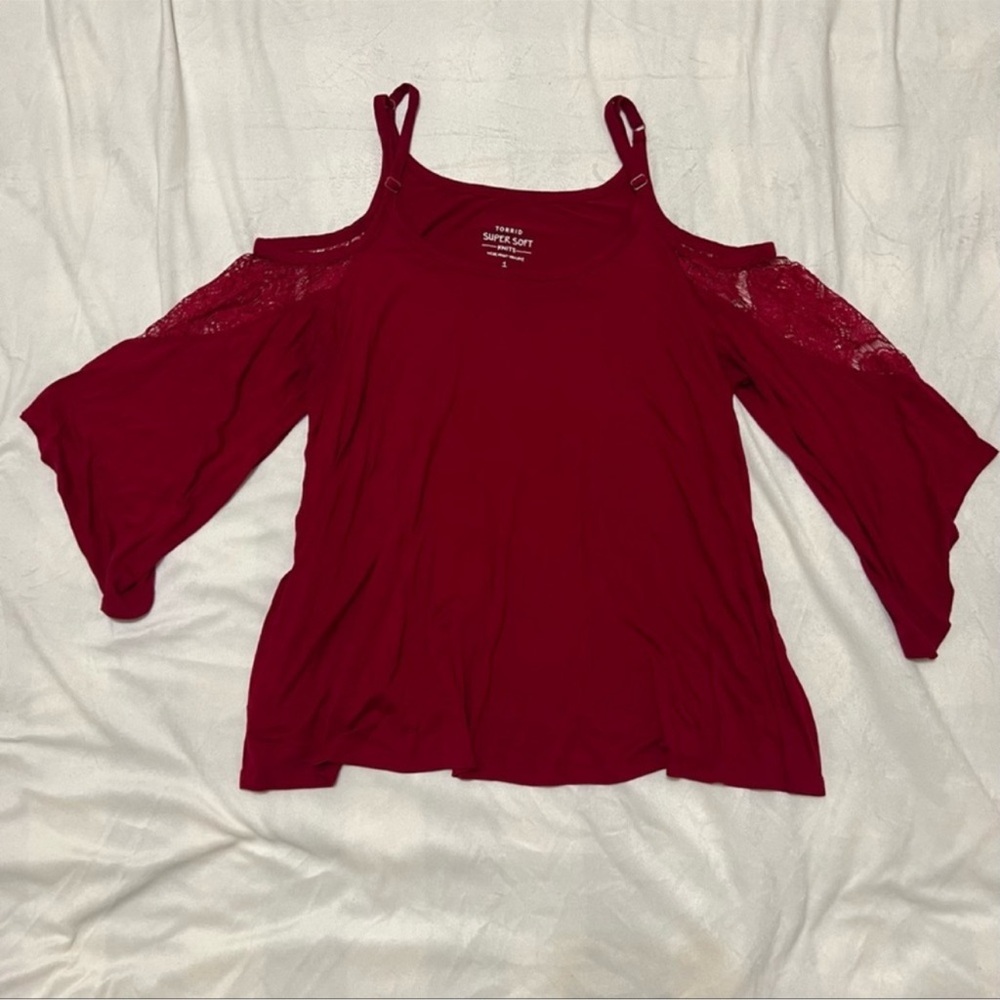 Torrid maroon shoulder cut shirt